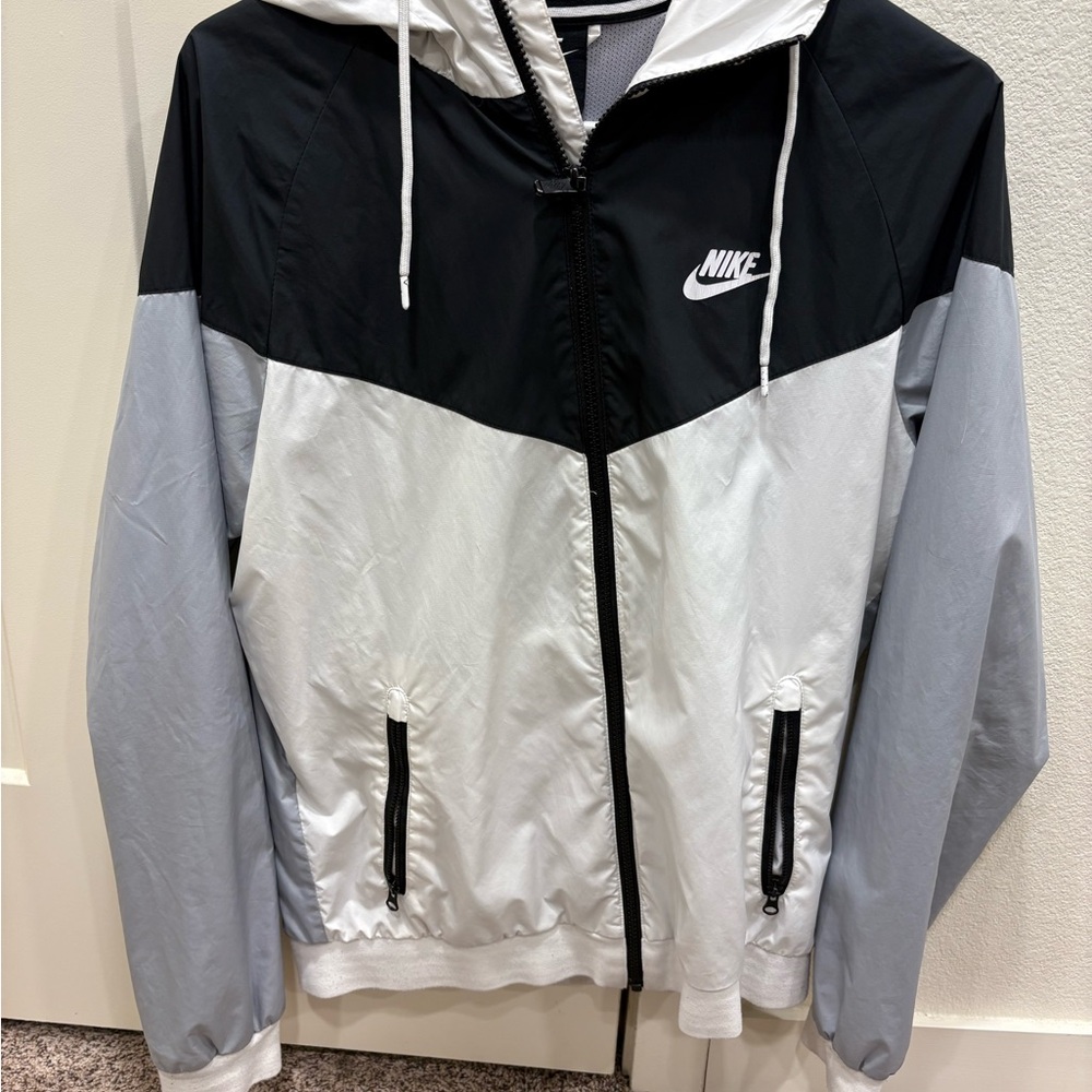 Nike Women’s Windrunner Hooded Windbreaker